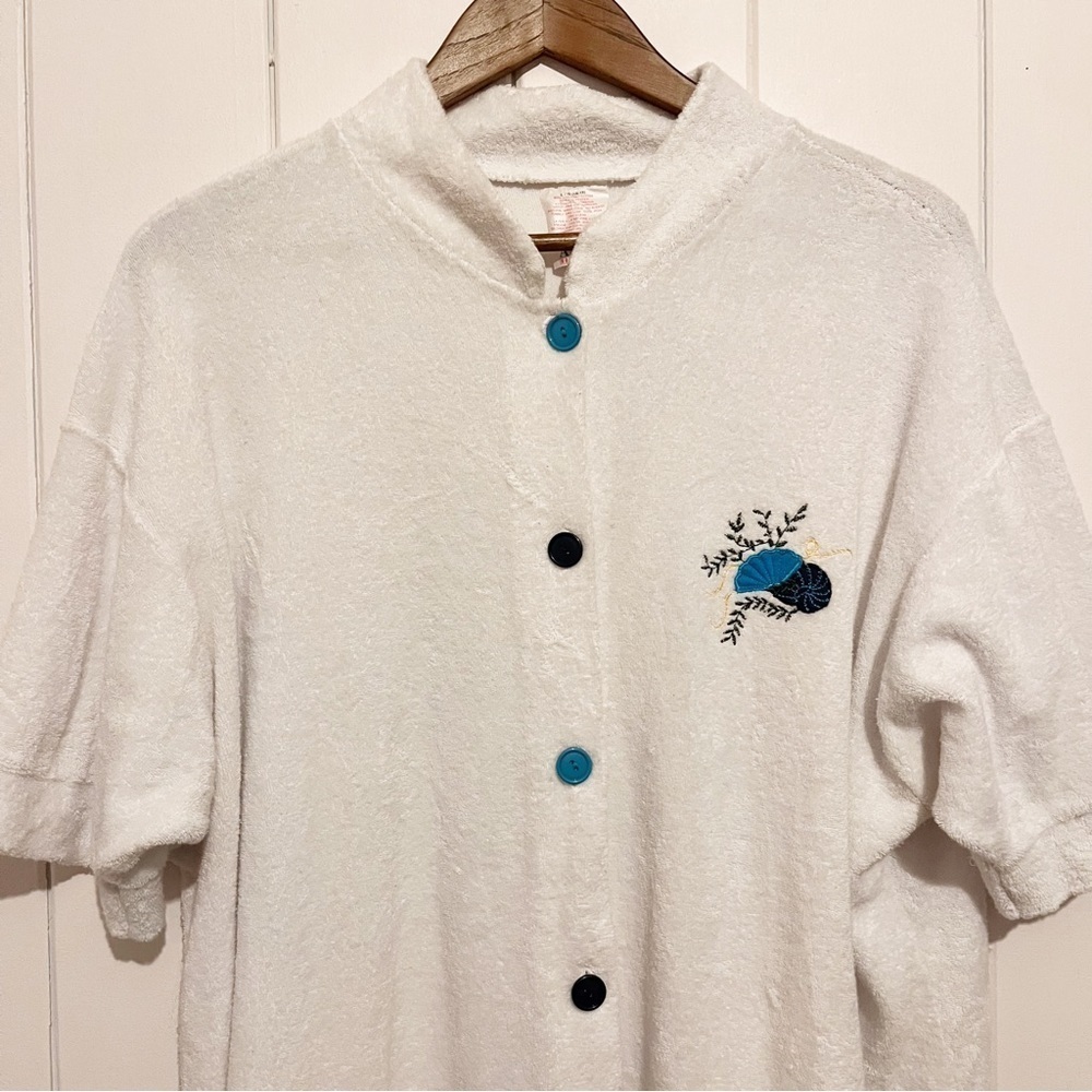 Vintage Avon White Robe with Shell Embroidery. Size Large.